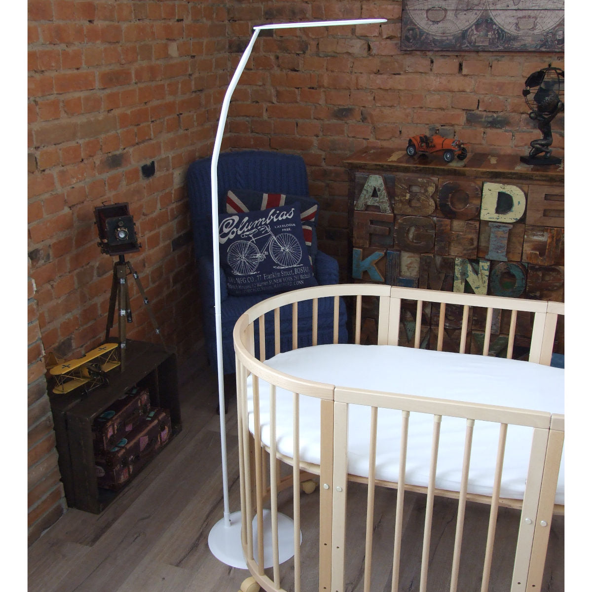 Stabile Himmelstange mit Fuß für Babybetten.
